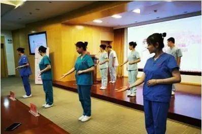 展禮儀風采，樹巾幗形象 市人民醫院開展窗口服務禮儀培訓